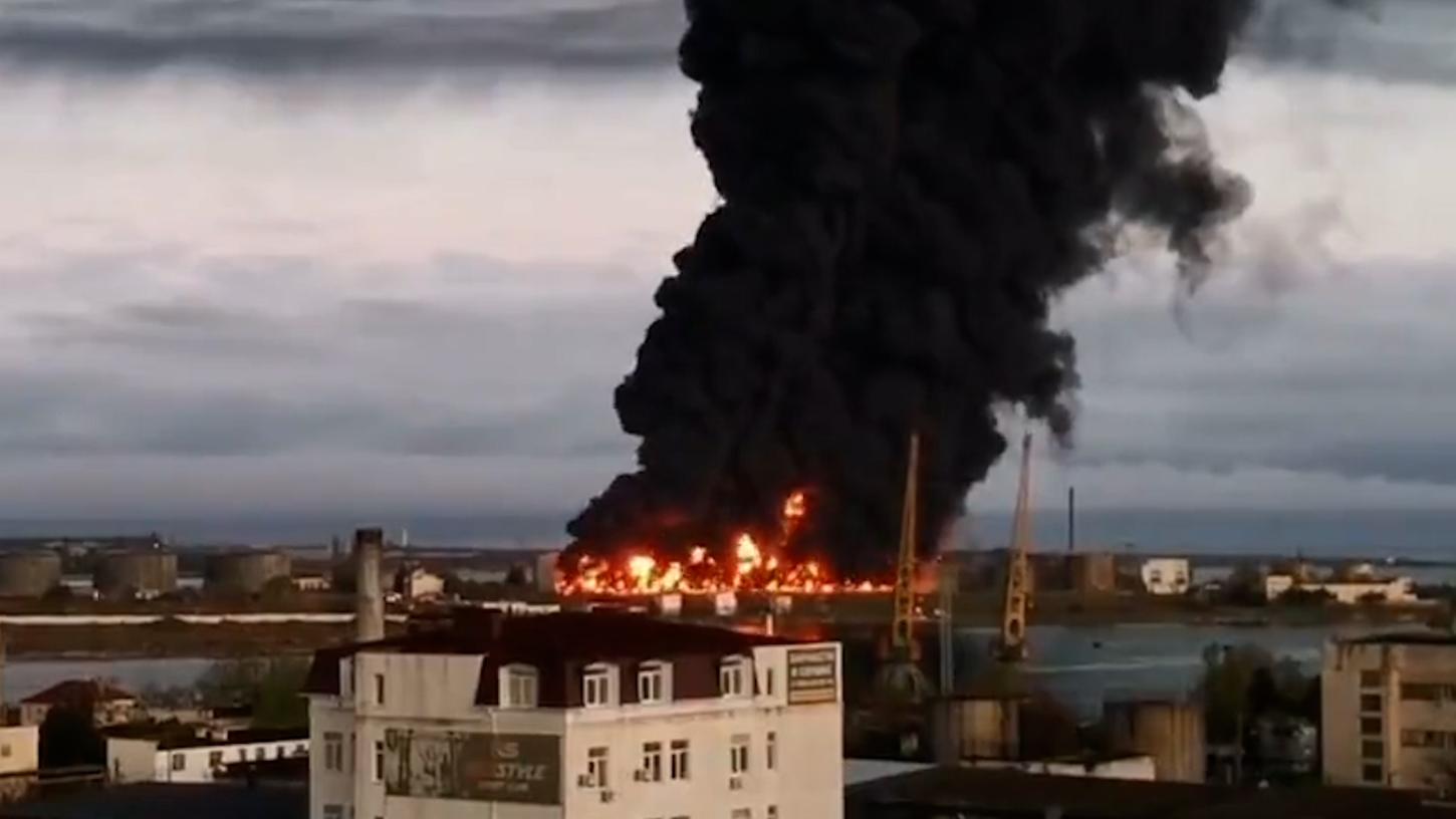Nach mutmaßlichem Drohnenangriff - Massives Feuer eines Treibstofftanks auf der Krim