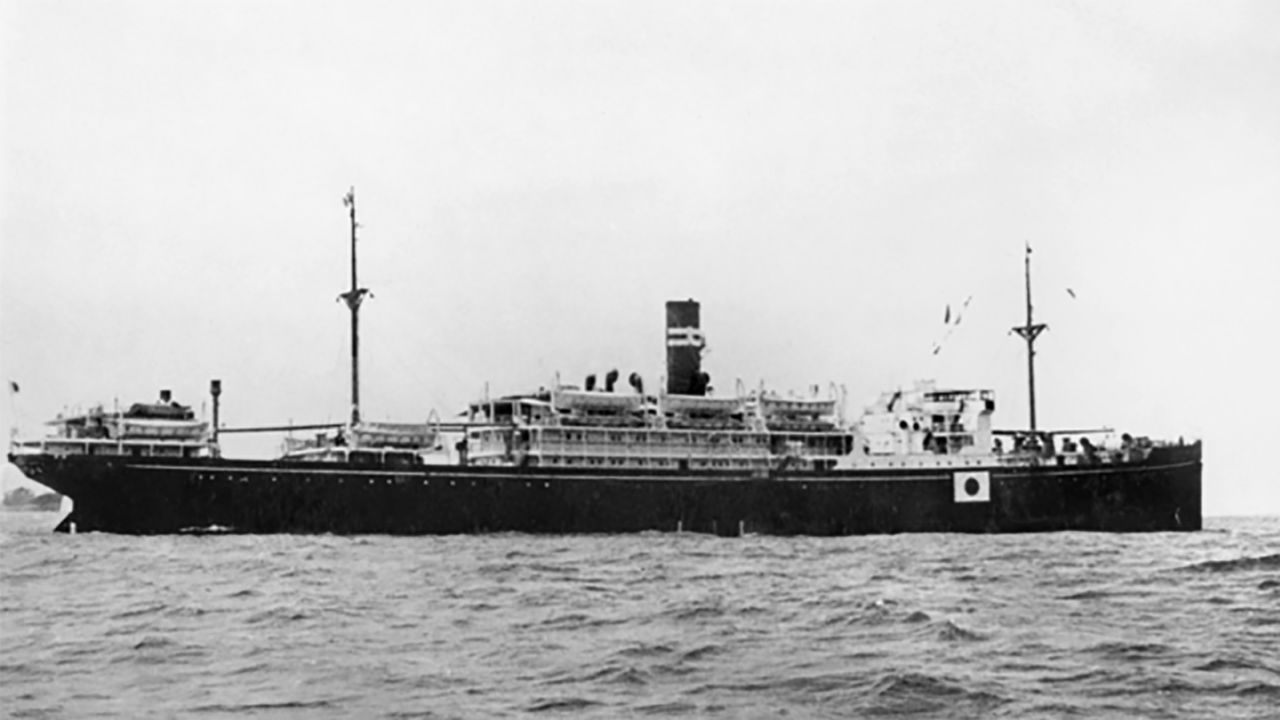 Eine Steuerbordseitenansicht des japanischen Passagierschiffs Montevideo Maru das 1942 sank