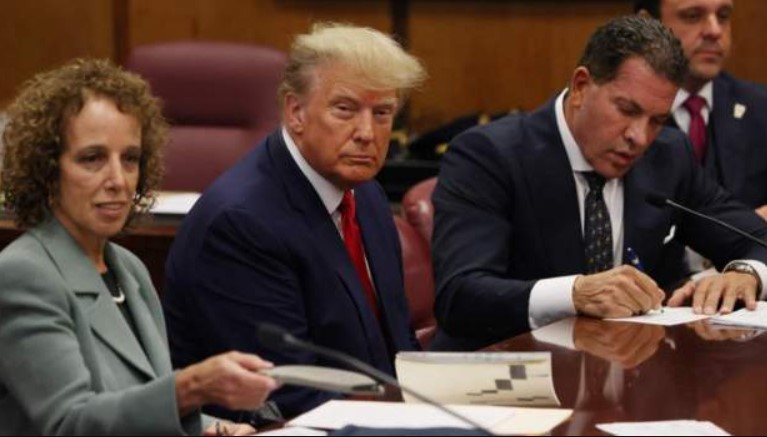 US-Präsident Joe Biden vermeidet Fragen zur Festnahme von Ex-Präsident Trump