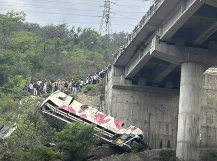 Indien: Mindestens 10 Tote und 55 Verletzte bei Busunglück in Kaschmir