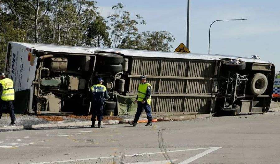 Bus mit Hochzeitsgästen in Australien überschlägt sich und 10 Menschen werden getötet
