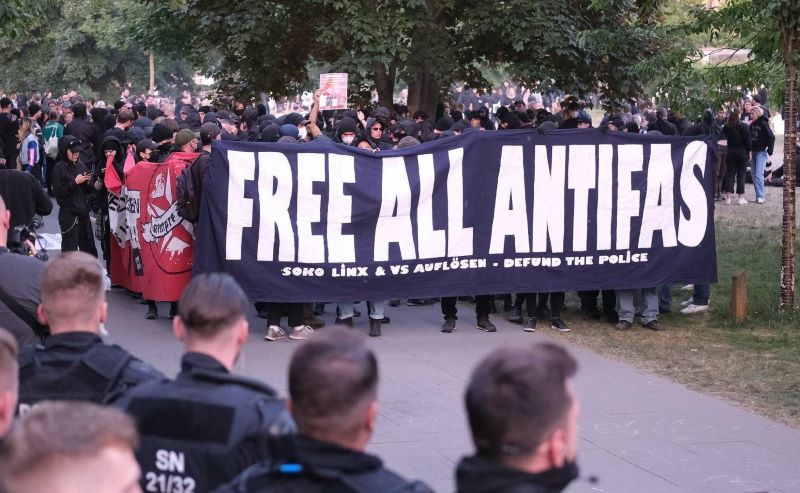 Nach dem Urteil gegen Lina E. wegen linksextremistischer Gewalttaten ist es in der Nacht zum Sonntag erneut zu Auseinandersetzungen gekommen