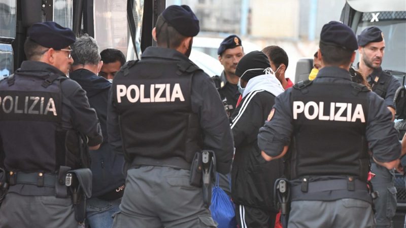 Italienische Polizisten werden beschuldigt Migranten und Obdachlose gefoltert zu haben