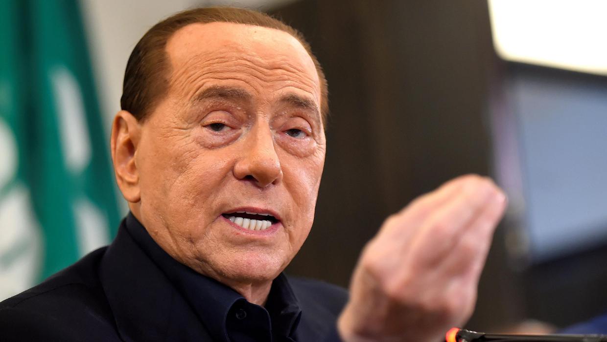 Silvio Berlusconi der von Skandalen gezeichnete ehemalige italienische Staatschef ist gestorben