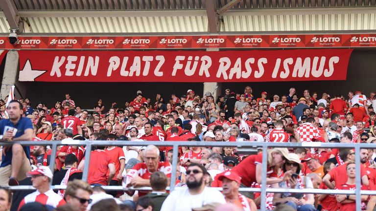 Fußballspieler fordern Veränderungen wegen grassierender rassistischer Beleidigungen im Internet