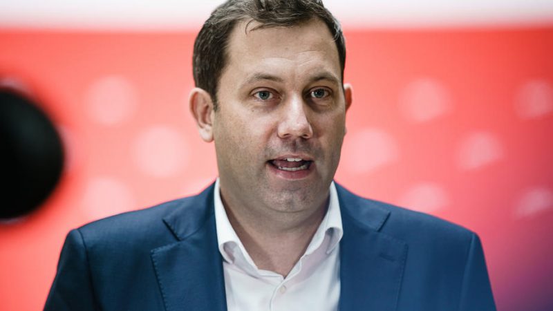 Lars Klingbeil ist für eine Mindestlohn-Erhöhung bis zu 14 Euro pro Stunde