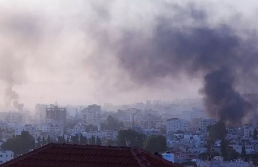 Tausende Palästinenser fliehen nach einem großen israelischen Überfall
