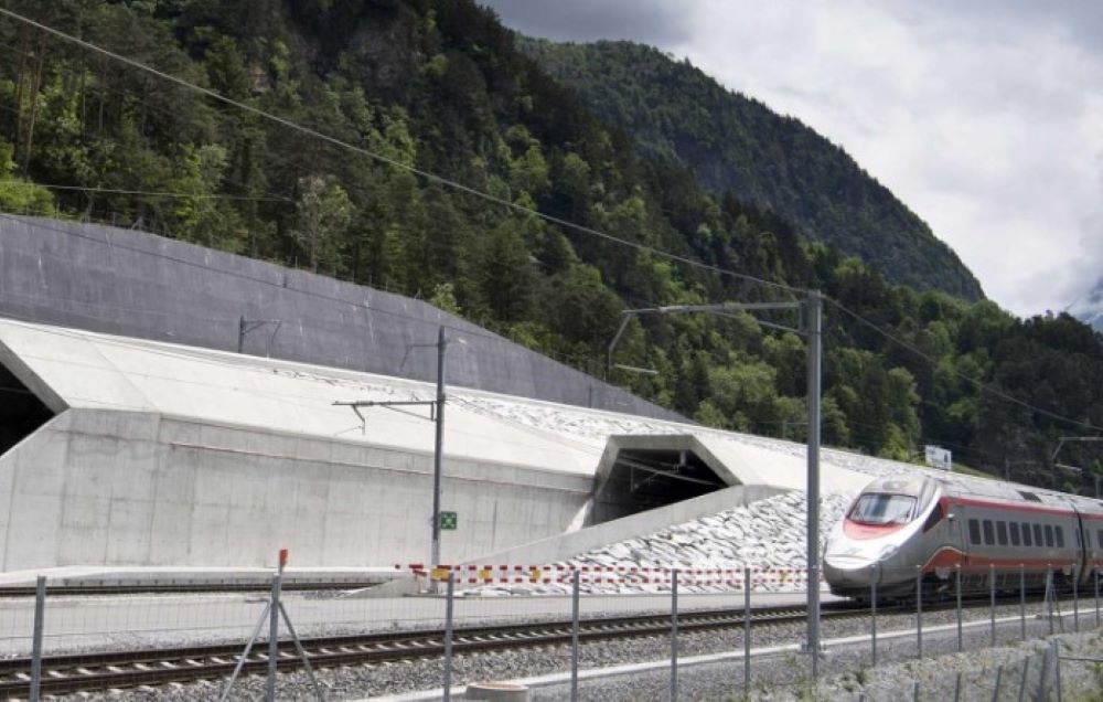 Gotthard-Eisenbahntunnel ist nach einer Entgleisung monatelang geschlossen
