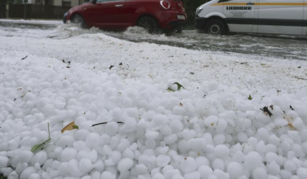 Bayern:  Große Hagelkörner verursachen große Schäden