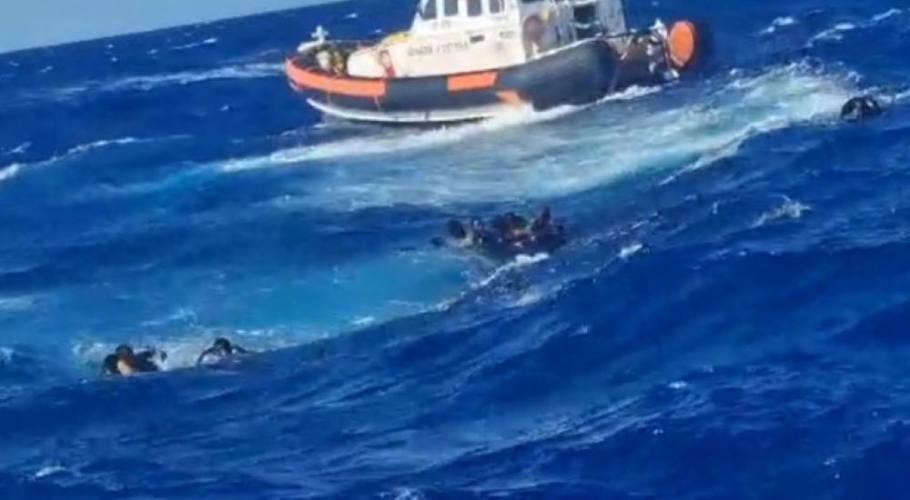 Mehr als 40 Tote befürchtet nachdem ein Boot im Mittelmeer nahe Lampedusa gesunken ist