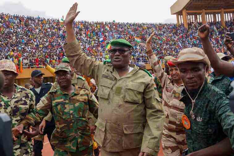 Niger sperrt den Luftraum da die Frist für die Wiedereinsetzung des Präsidenten abläuft