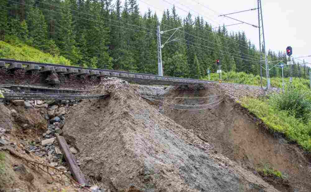 Heftiger Regen eines ungewöhnlichen Sommersturms löst Erdrutsche in Norwegen aus und überschwemmt den schwedischen Hafen
