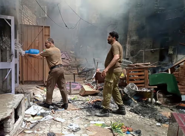 Hunderte muslimische Männer greifen nach Blasphemievorwürfen Kirchen in Ostpakistan an