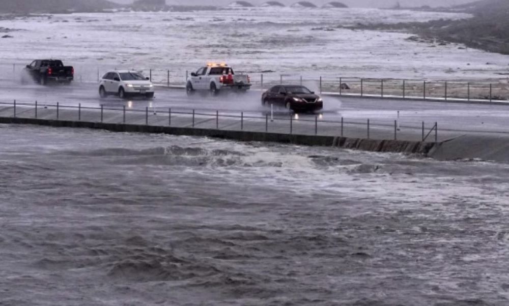 Regen vom Tropensturm Hilary überschwemmt Straßen und setzt Autos fest