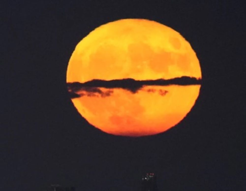 Der seltene blaue Supermond erhellt den Nachthimmel beim nächsten Vollmond