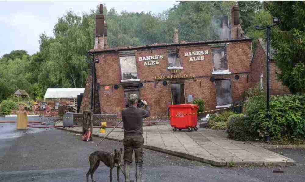 Großbritanniens "schiefster Pub" aus dem Jahr 1765 wurde von einen Brand zerstört