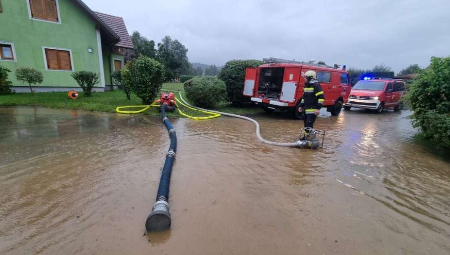Überschwemmungen in Österreich: Entspannung gab es am Samstagmorgen von Feuerwehr in Österreich nicht