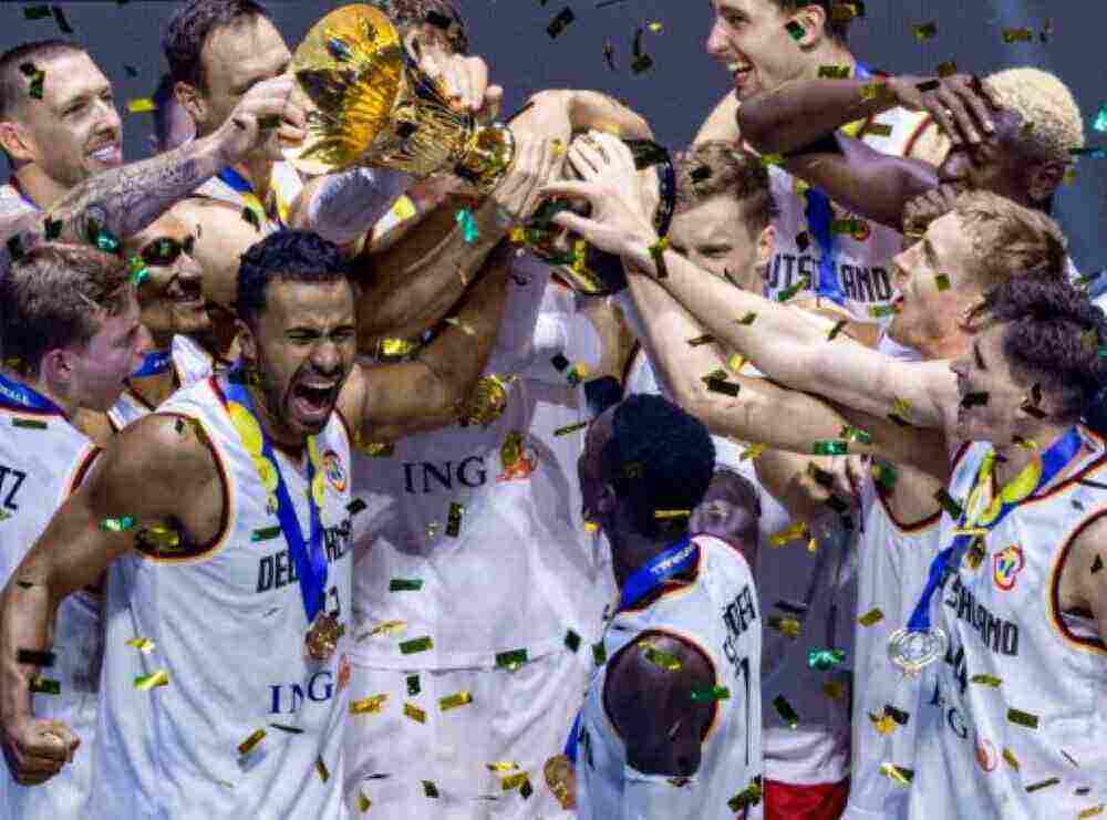 Fans bejubeln die Heimkehr der deutschen Basketballmannschaft