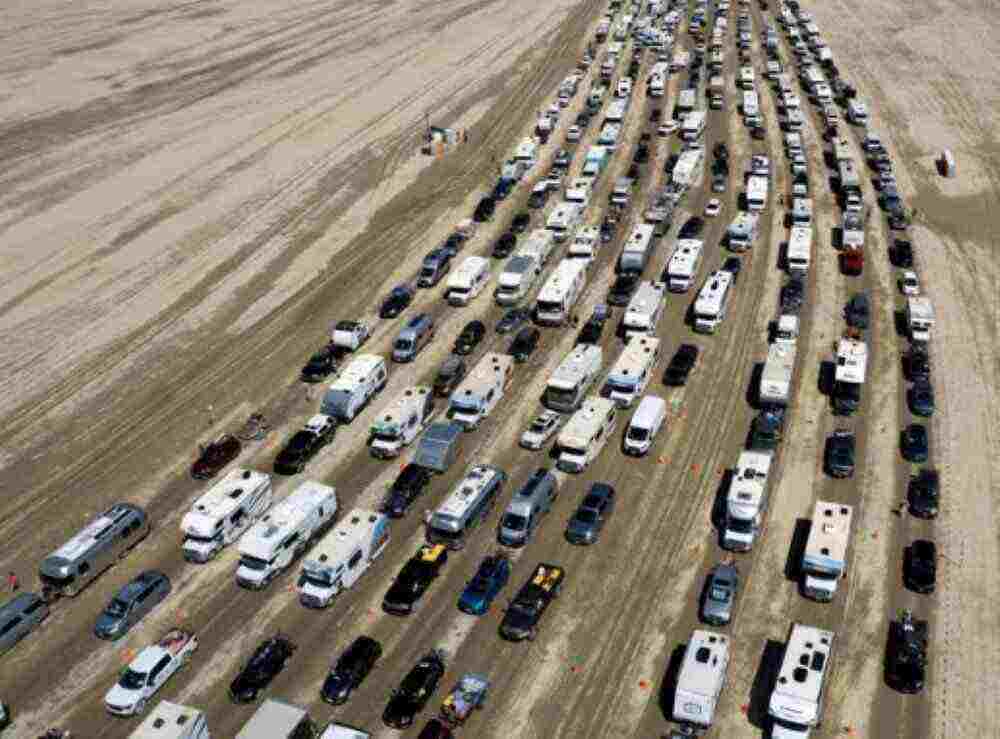 Burning Man-Feiernde beginnen mit dem Exodus nachdem Zehntausende durch Überschwemmungen in der Wüste von Nevada gestrandet sind