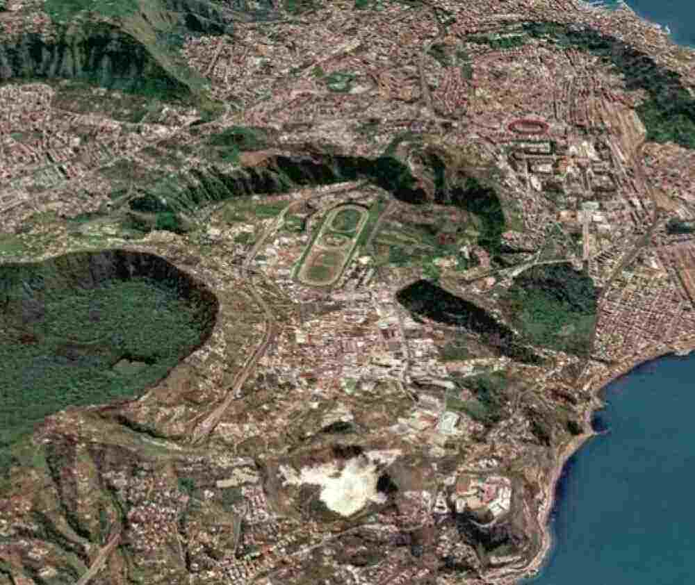 Nach dem stärksten Erdbeben seit 40 Jahren nehmen die Ängste vor einem Vulkanausbruch in der Nähe von Neapel zu