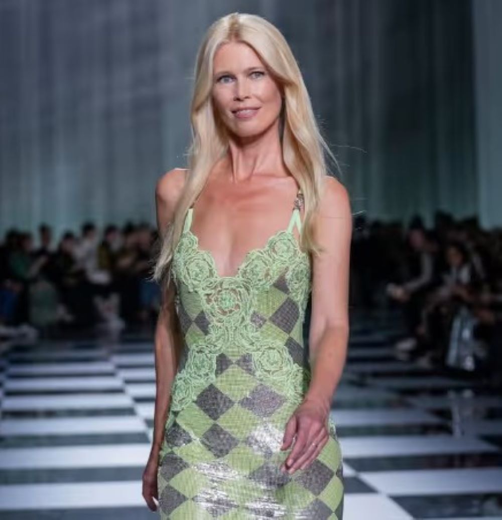 Claudia Schiffer kehrt für die Versace-Kollektion voller Nostalgie der 1990er Jahre auf den Laufsteg zurück