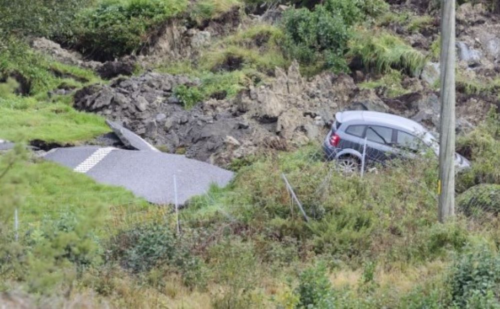 Ein Erdrutsch in Schweden verursacht ein riesiges Erdloch auf einer Autobahn