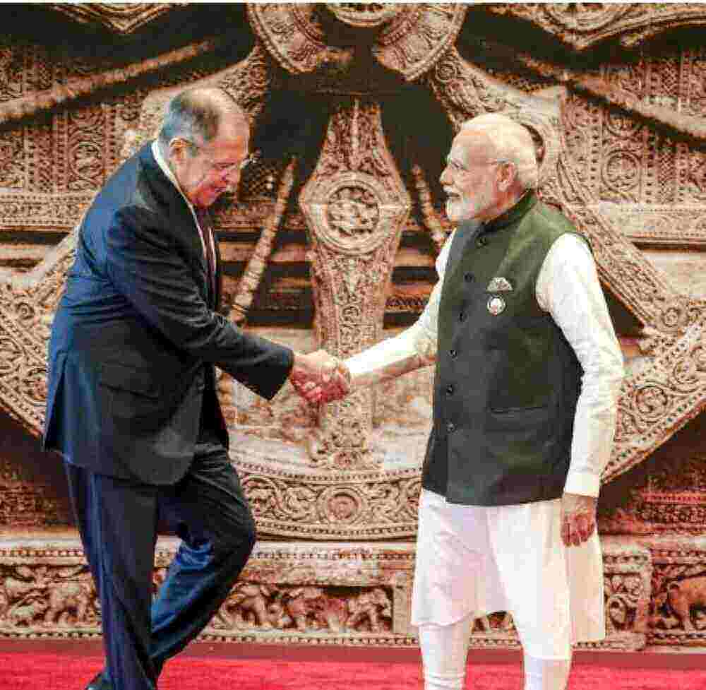 G20-Gipfel: Wenn Lawrow stolpert, Modi umarmt und Scholz lächelt