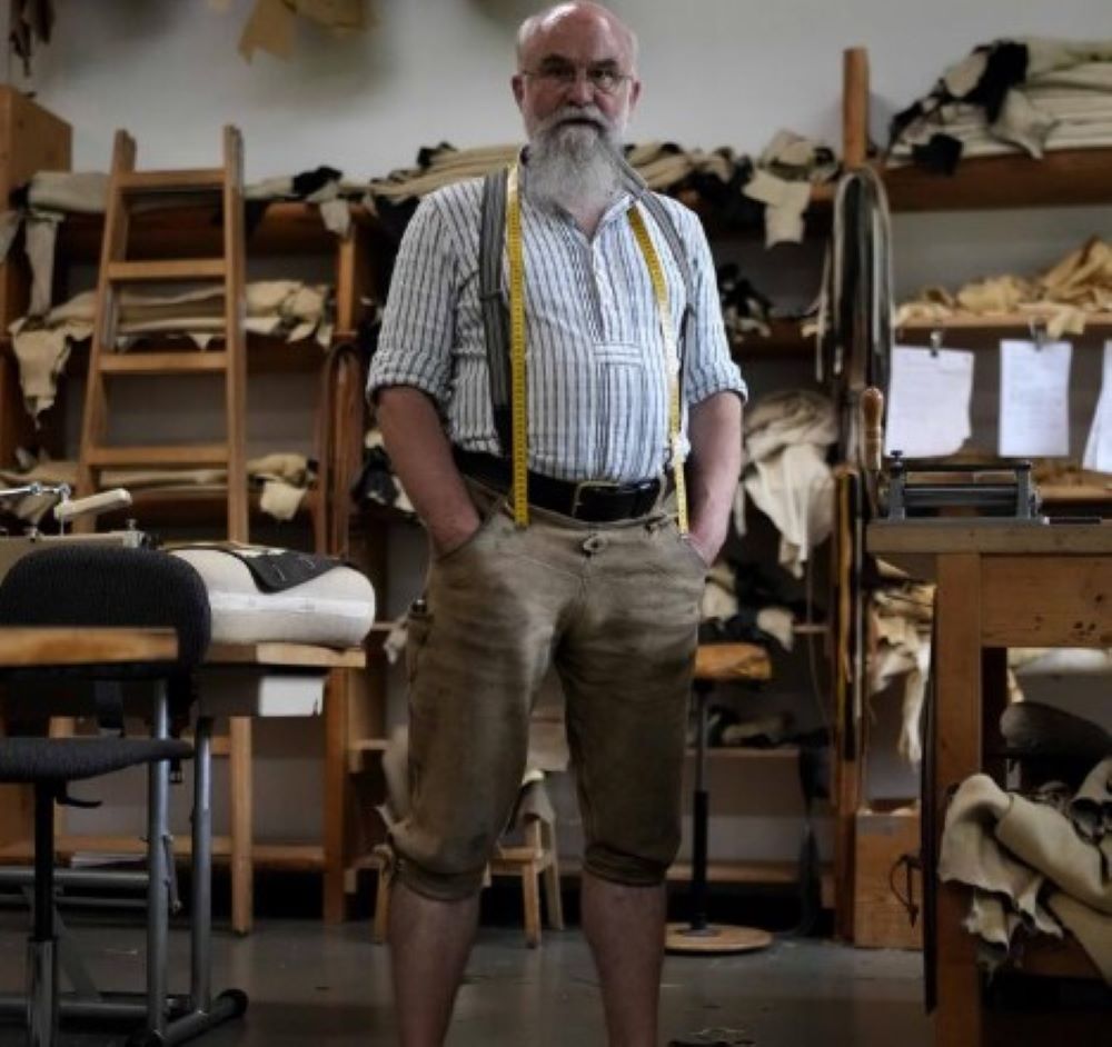 Ein Schneider der sich auf maßgeschneiderte Lederhosen spezialisiert hat ist vor dem Oktoberfest sehr gefragt