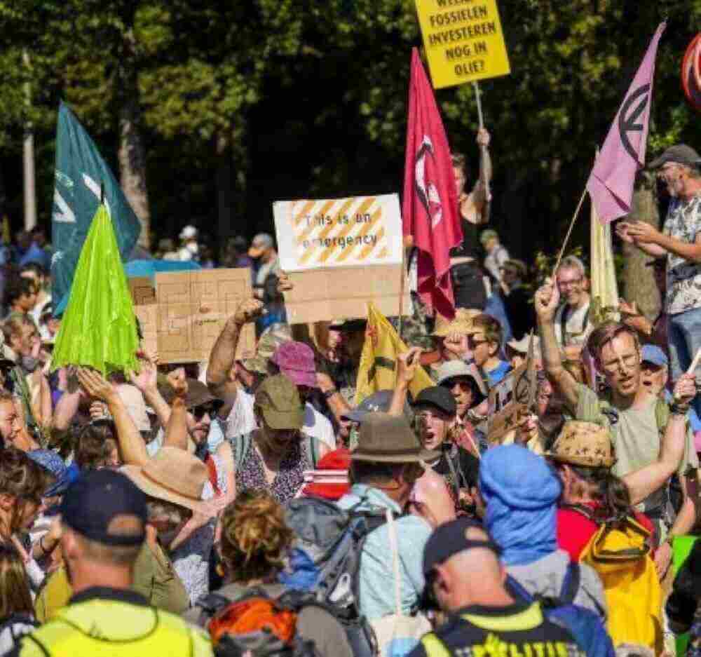 Klimademonstranten auf der ganzen Welt fordern ein Ende der fossilen Brennstoffe