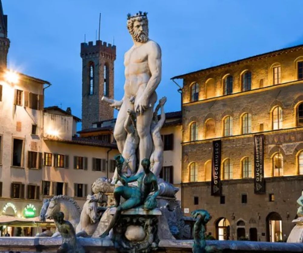 Deutscher Tourist beschädigt Neptunbrunnen in Florenz beim Posieren für Fotos