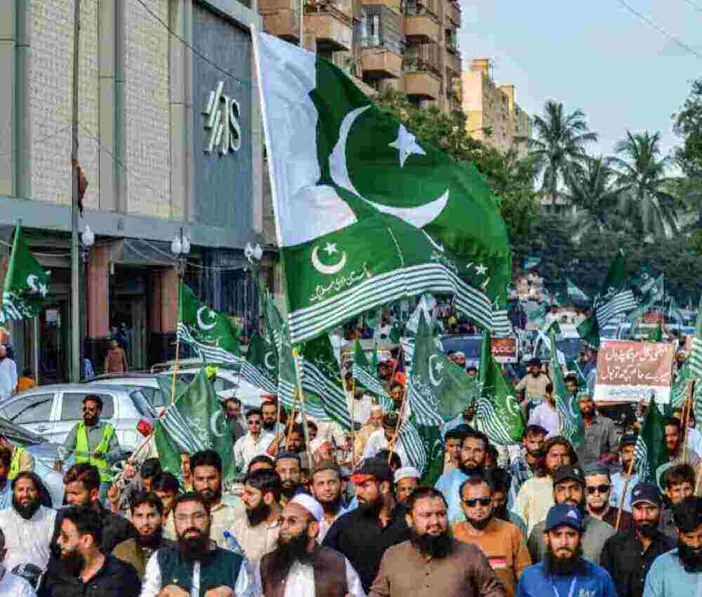 Pakistan ist in Aufruhr weil die  Proteste gegen steigende Energiepreise in Gewalt umschlagen