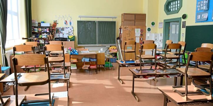 Schweden bringt mehr Bücher und Handschriftübungen zurück in seine techniklastigen Schulen