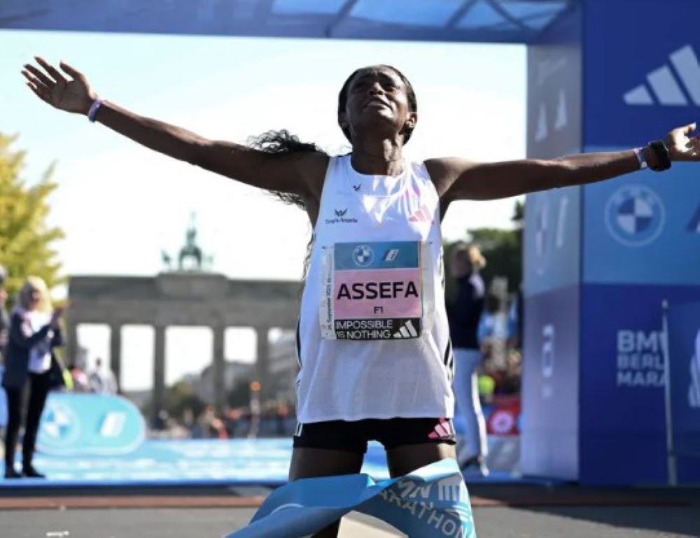 Tigst Assefa bricht in Berlin den Marathon-Weltrekord der Frauen