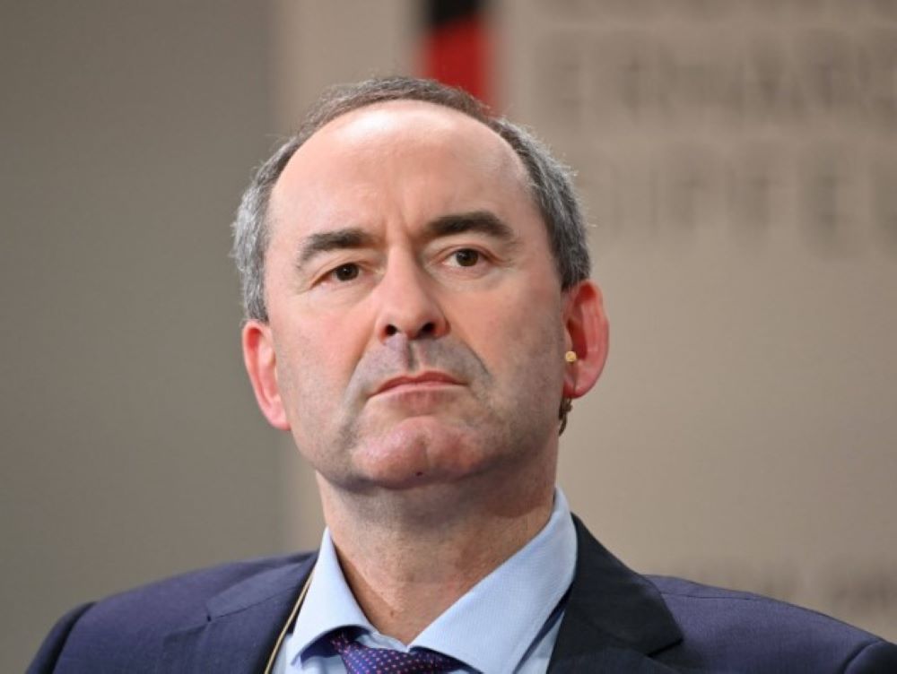 Aiwangers Ex-Lehrer wird in der Flugblatt-Affäre überprüft