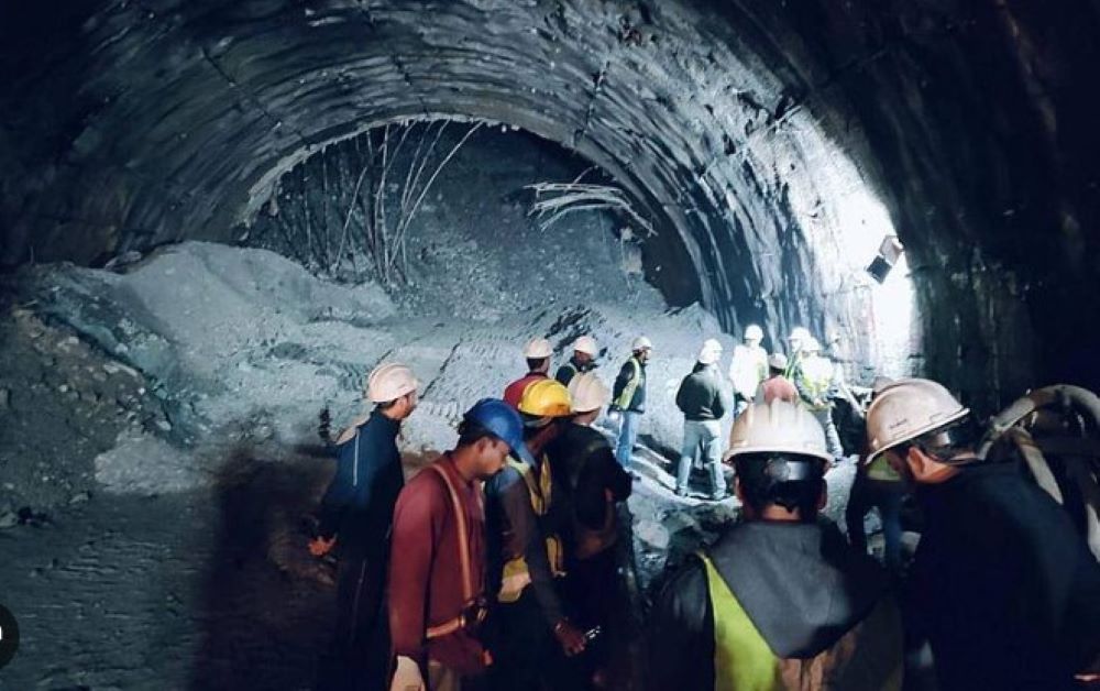 Rettung von 40 Bauarbeitern aus eingestürztem Tunnel in Indien geht weiter