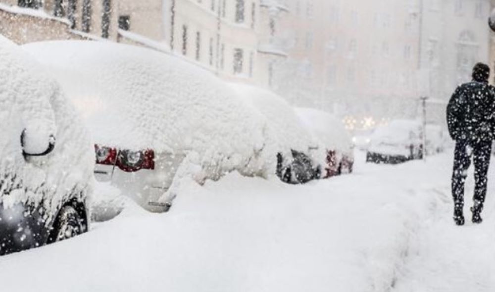 Winterwetter: Flüge und Unterricht fallen aus