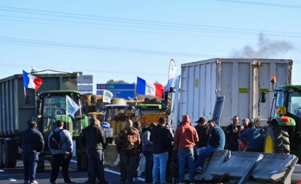 Wütende französische Bauern stürmen auf die Pariser Landwirtschaftsmesse