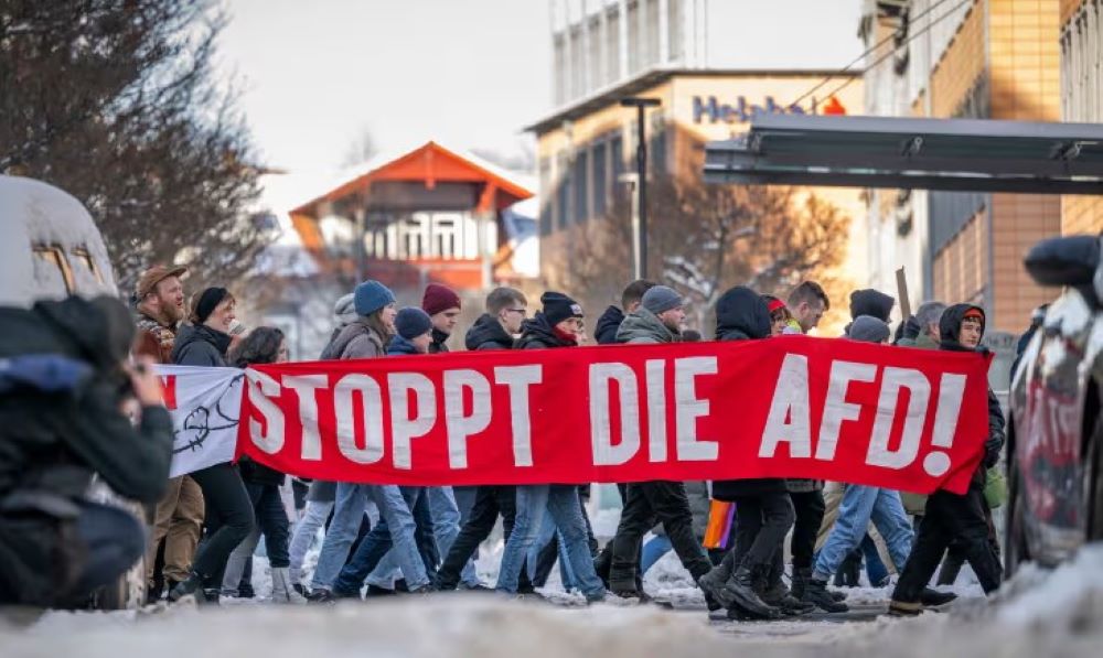 Mindestens 150.000 Menschen versammelen sich in Berlin um gegen Rechts zu protestieren