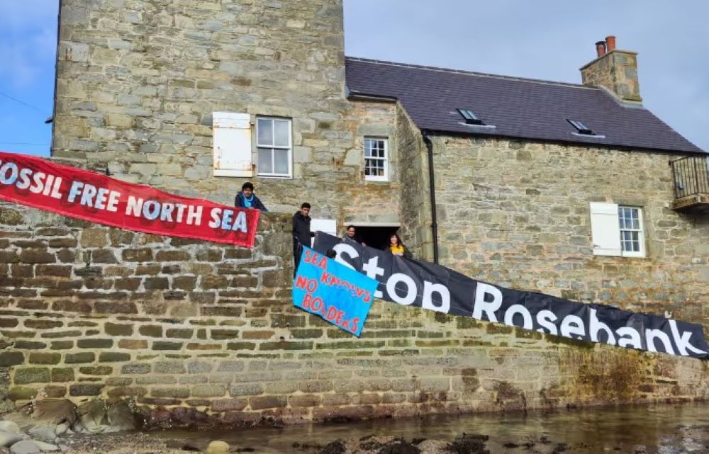 Klimaaktivisten in ganz Europa blockieren den Zugang zur Ölinfrastruktur in der Nordsee