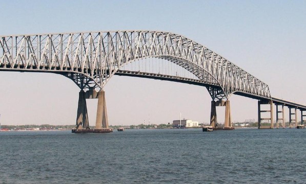 Frachtschiff rammt Baltimores Key Bridge und bringt sie zum Einsturz