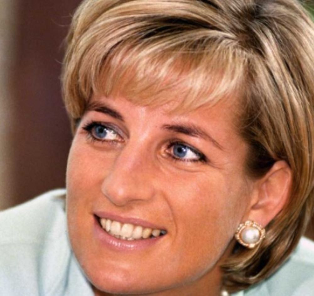 Kleider von Prinzessin Diana werden vor der Auktion in Hongkong ausgestellt