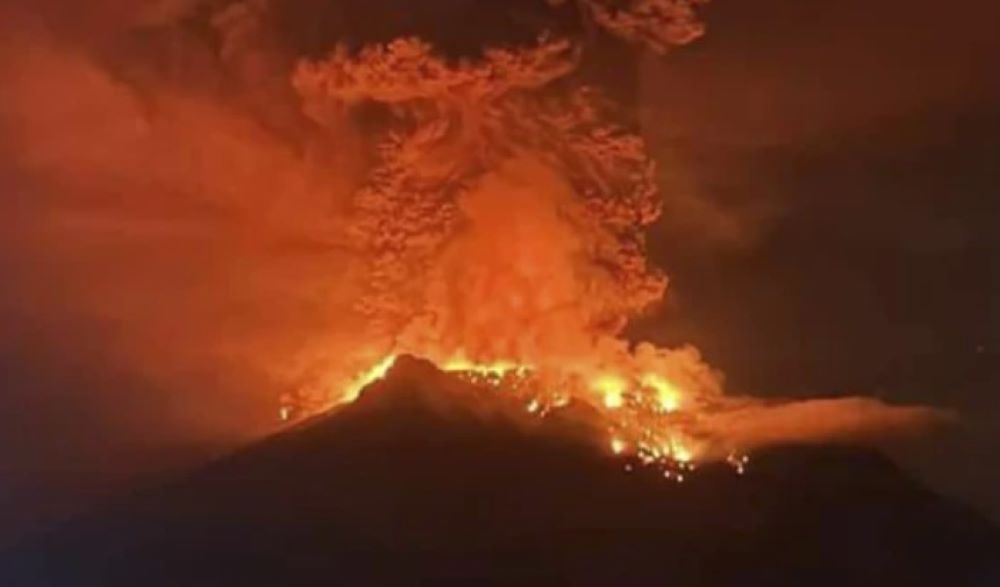 Erneuter Ausbruch des Vulkans Ruang in Indonesien