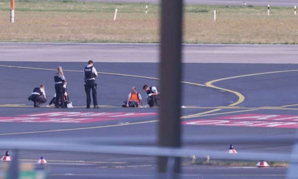 Klimaaktivisten der "Letzten Generation" legen Münchner Flughafen zum Ferienbeginn lahm