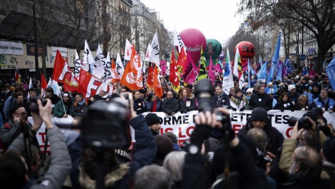 Welt bearbeiten Protestwelle rollt durch Frankreich: Stoppt den Aufstieg der Rechten!