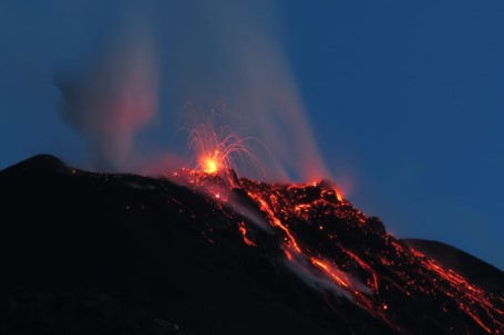 Feurige Gefahr im Mittelmeer: Ausbrüche von Stromboli und Ätna erschüttern Italien